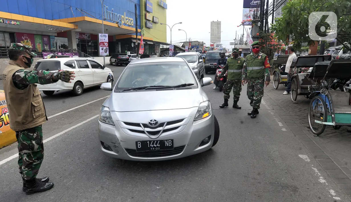 Petugas memberhentikan pengendara saat razia pelanggar PSBB di Jalan Raya Cinere, Depok, Jawa Barat, Senin (24/8/2020). Pelanggar PSBB Kota Depok yang saat ini kembali menjadi zona merah mendapat hukuman sosial atau denda. (merdeka.com/Arie Basuki)