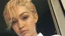 Seperti beberapa hari lalu, Gigi mengunggah sebuah foto dengan gaya rambutnya yang baru. Rambut panjang Gigi berubah menjadi bonddol, namun tetap dengan warna blondenya. (Instagram/gigihadid)