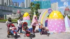 Anak-anak disabilitas dari Rumah Harapan Indonesia berwisata di Sky Walk Neo Soho, Jakarta Barat, Kamis (2/5/2019). Kegiatan yang digelar Yayasan Agung Podomoro Land dilanjutkan menuju Jakarta Aquarium sambil mengenal jenis satwa laut dan sungai. (Liputan6.com/Fery Pradolo)