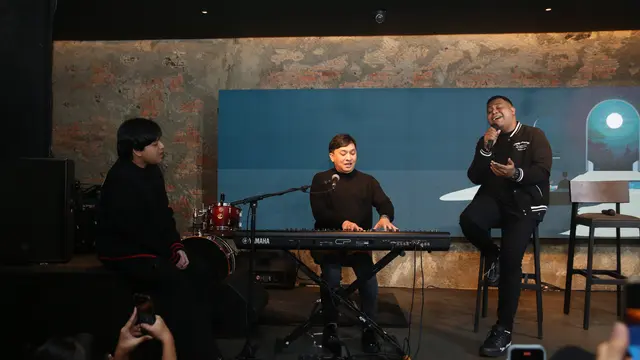 Arsy, Yovie Widianto dan Andmesh di perilisan lagu "Bukan Sebuah Rindu". [Foto: Adrian Putra/Fimela]