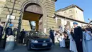 Paus Fransiskus menaiki mobil meninggalkan penjara Paliano usai membasuh kaki narapidana selama perayaan Kamis Putih, Italia (13/4). (HO/OSSERVATORE ROMANO/AFP)