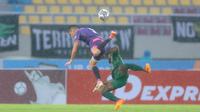 Pemain PSS, Marckho Sandi Merauje (kanan), berduel dengan pemain Persita, Ramiro Ezequiel Fergonzi, dalam lanjutan babak penyisihan Piala Presiden 2022 di Stadion Manahan, Solo, Jawa Tengah. Kamis (16/6/2022). (Bola.com/Bola.net/Arief Bagus)