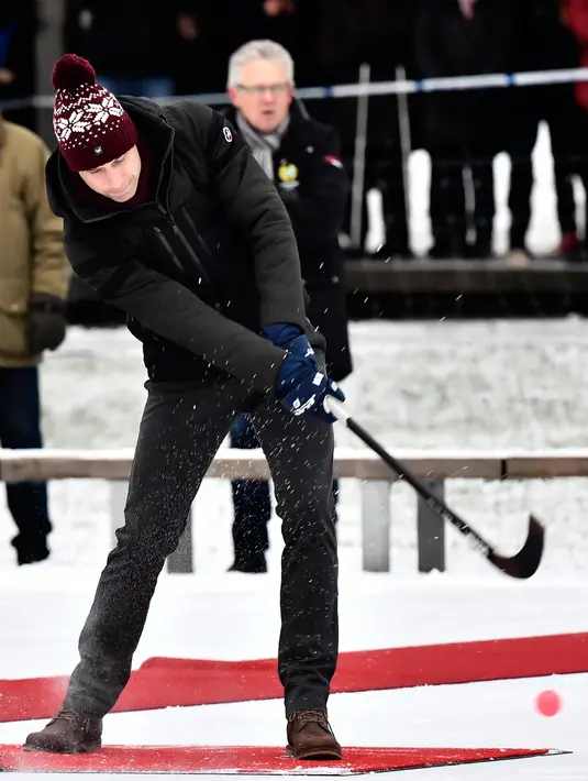 Pangeran William mencoba tembakan dengan tongkat hoki di Stockholm, Swedia, Selasa (30/1). Dia berhasil menciptakan dua gol dari tembakannya. (Jonas Ekstromer / TT via AP)
