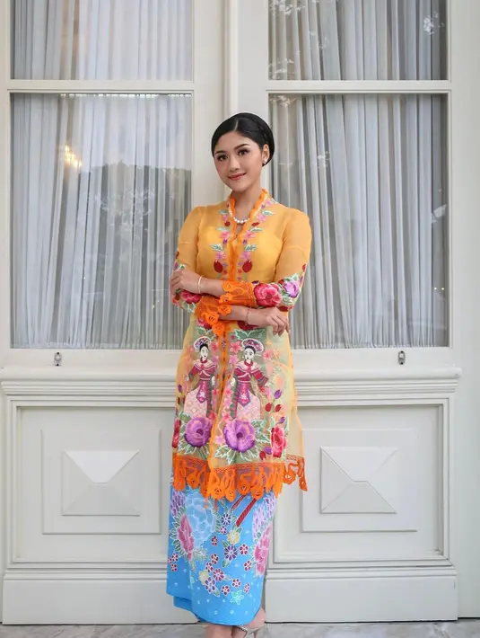 Penampilan terbaru Erina Gudono mengenakan kebaya encim juga menarik dijadikan inspirasi. Kebaya encim pilihannya pun cantik, berwarna oranye dengan bordir bunga mawar berbagai warna. Erina memadukan penampilannya ini dengan kain batik bernuansa biru sebagai rok. [Foto: Instagram/erinagudono]