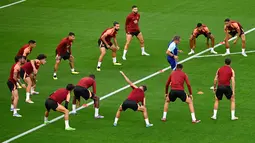 Para pemain Atletico Madrid mengikuti sesi latihan di Leverkusen, Jerman barat, Senin (12/9/2022). Atletico Madrid akan menantang tuan rumah Bayern Leverkusen dalam lanjutan match day kedua Liga Champions 2022-2023 pada Rabu 14 September 2022 dini hari WIB di Bay Arena. (Photo by SASCHA SCHUERMANN / AFP)