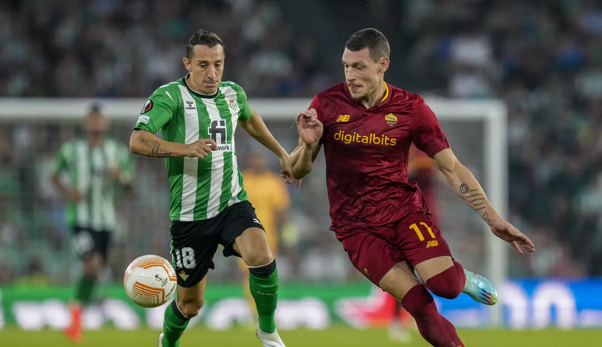 Gelandang Real Betis Andres Guardado  berebut bola dengan penyerang AS Roma Andrea Belotti pada laga pekan ke-4 Grup C Liga Europa 2022/2023  di Estadio Benito Villamarin, Kamis (13/10/2022). Sementara Roma ada di posisi ketiga dengan empat poin. (AP Photo/Jose Breton)