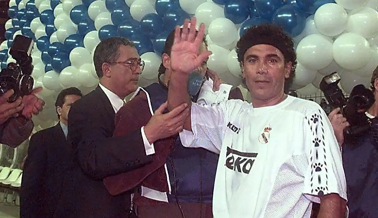 Hugo Sanchez. Striker asal Meksiko ini didatangkan Real Madrid dari Aletico Madrid pada awal musim 1985/1986. Selama total 7 musim hingga 1991/1992 telah bermain sebanyak 283 penampilan dengan mencetak 208 gol. (AFP/Dominique Faget)