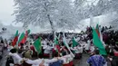  Sejumlah pria Bulgaria menari bersama di perairan sungai Tundzha selama perayaan Hari Epiphany di kota Kalofer, Bulgaria (6/1). Ritual ini dianggap sebagai salah satu cara untuk membersihkan diri dari segala dosa. (AP Photo/Valentina Petrova)
