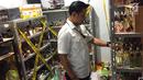 Petugas mengecek parfum palsu berbagai merek di kawasan Tamansari, Jakarta Barat, Rabu (7/2). Pelaku mengisi biang parfum yang dicampur dengan cairan beraroma dan alkohol. (Liputan6.com/Immanuel Antonius)