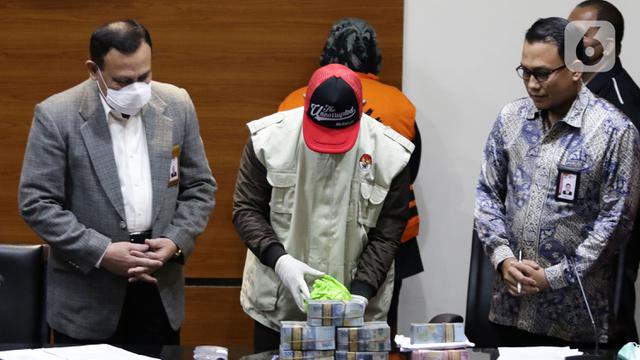 Tumpukan Uang Barang Bukti Penangkapan dan Penahanan Bupati Bogor Ade Yasin
