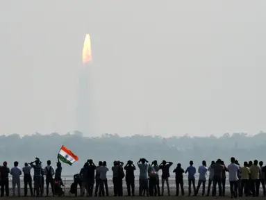 Warga India melihat peluncuran 104 satelit dalam satu misi di pusat antariksa Sriharikota di India timur, Rabu (15/2). Keberhasilan ini membuat India menciptakan rekor dunia dalam peluncuran satelit. (AFP PHOTO/ ARUN SANKAR) 