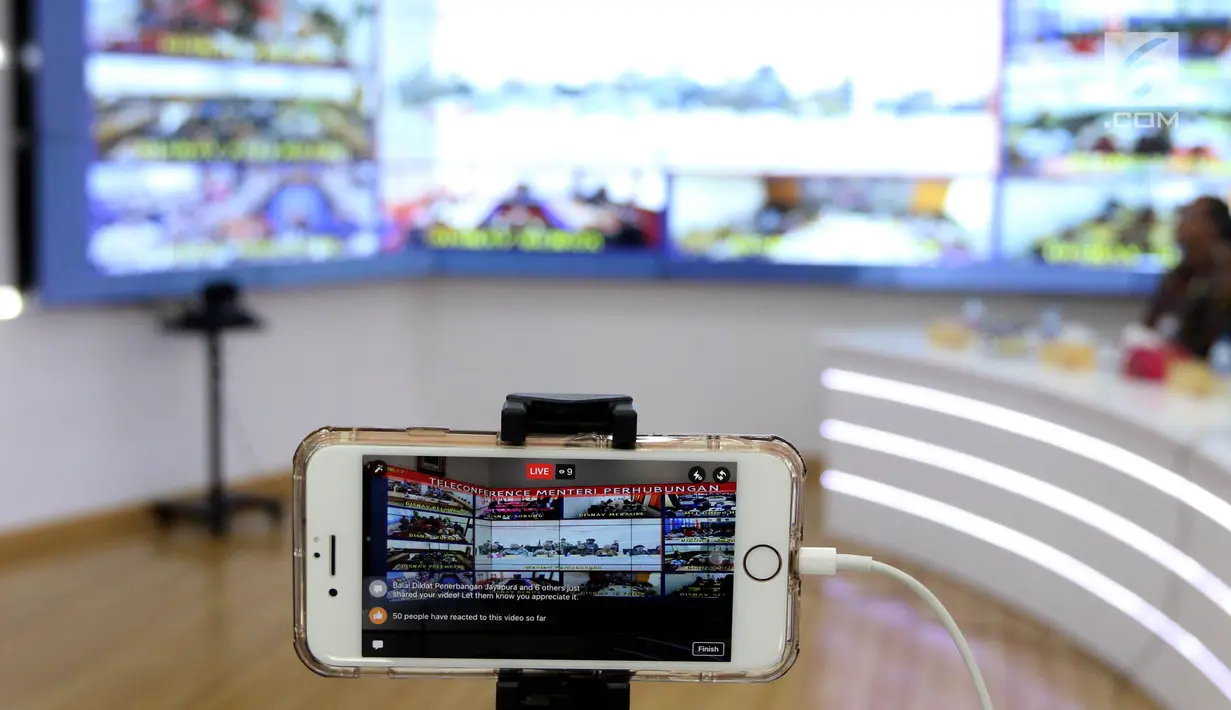 Layar ponsel mengambil gambar video conference oleh Menhub Budi Karya Sumadi dengan Unit Pelaksana Teknis Kemenhub di daerah-daerah, di Jakarta, Jumat (26/5). Kegiatan itu untuk mengetahui persiapan angkutan Lebaran 2017.  (Liputan6.com/Johan Tallo)