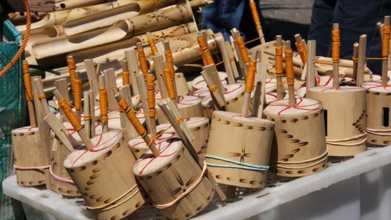 Mencoba mainan tempo doeloe di Festival Malang Kembali 2012