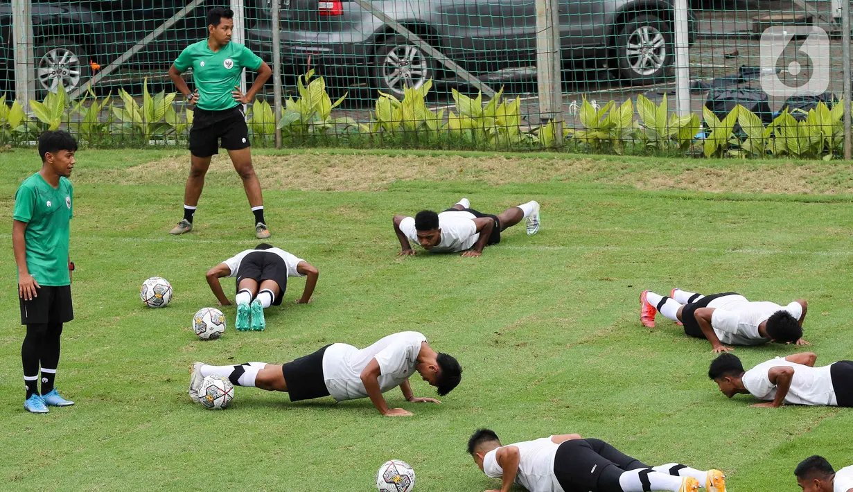 Para pemain Timnas Indonesia U-22 saat mengikuti sesi latihan tim di Lapangan A Senayan, Jakarta, Kamis (2/3/2023). Timnas U-22 menjalani pemusatan latihan buat persiapan Sea Games 2023 yang akan digelar pada 5-17 Mei 2023 di Kamboja. (Liputan6.com/Herman Zakharia)