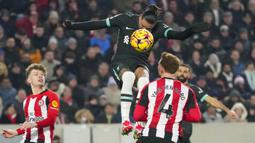 Pemain Liverpool, Darwin Nunez menyudul bola dalam laga lanjutan Liga Inggris 2024/2025 melawan Brentford di Gtech Community Stadium, London, Inggris, Minggu (19/01/2025) WIB. (AP Photo/Kirsty Wigglesworth)
