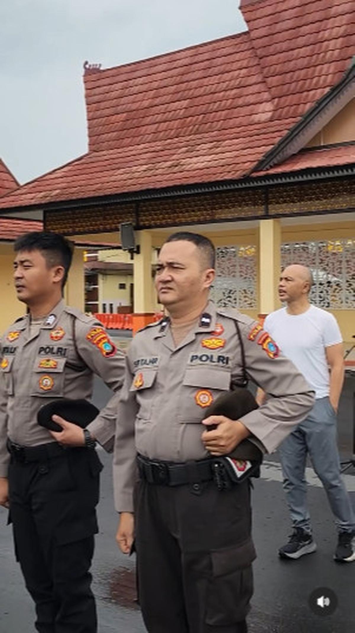 Kejutan Jenderal Berkaus Oblong, Anggota Jaga Langsung Lari Kancing Baju Jadi Sorotan