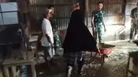 Potret Ibu-ibu Bareng TNI Bersihkan Rumah Terdampak Bencana di Aceh