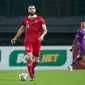 Pemain timnas Indonesia,&nbsp;Jordi Amat,&nbsp;mengontrol bola dalam pertandingan uji coba FIFA Matchday melawan timnas Burundi yang berlangsung di stadion Patriot Candrabhaga, Bekasi, Sabtu (25/3/2023). (Bola.com/Bagaskara Lazuardi)