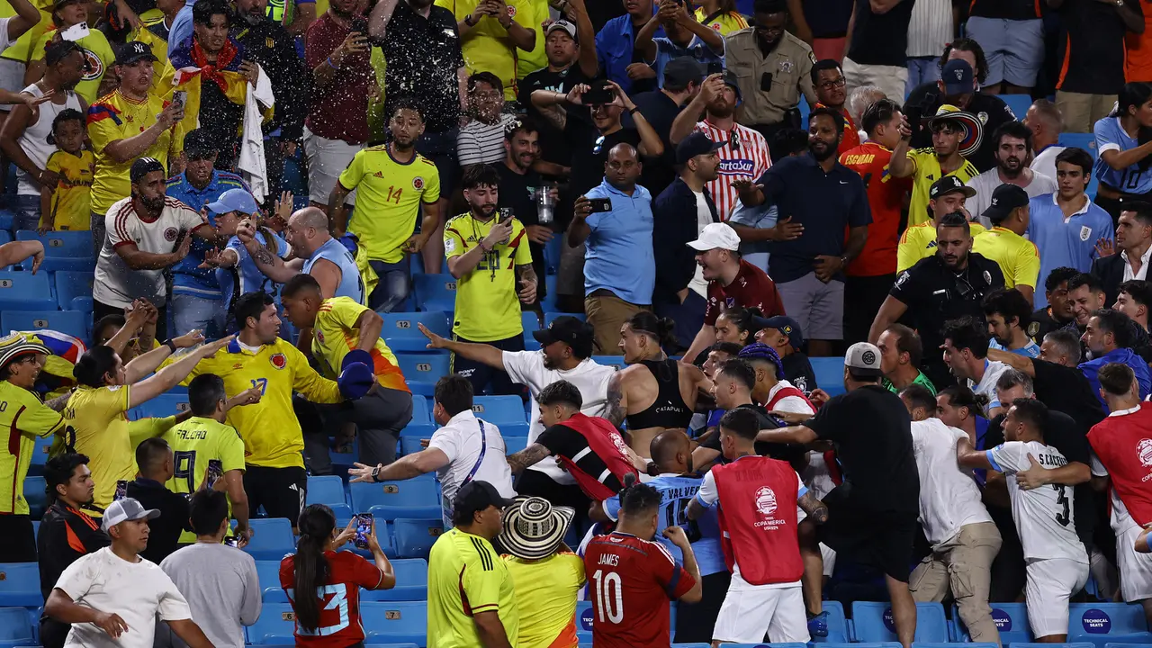 Foto: Tersulut Emosi usai Uruguay Disingkirkan Kolombia di Semifinal Copa America 2024, Darwin Nunez Adu Jotos dengan Suporter Lawan
