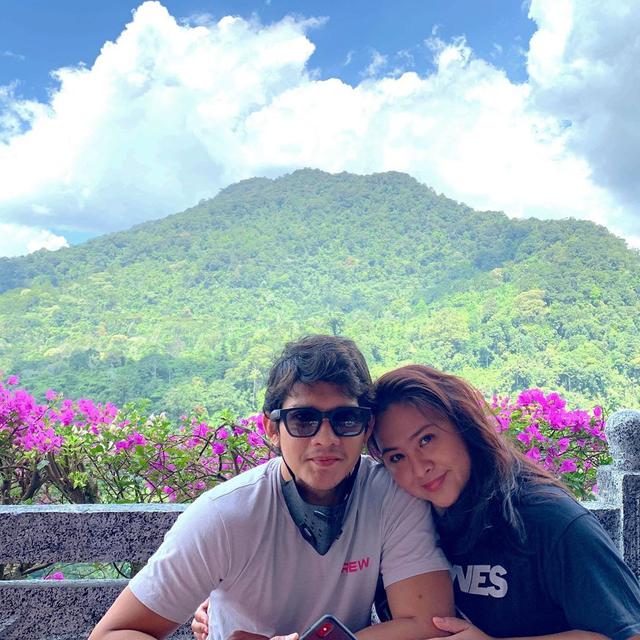 Main Ke Air Tenjun Ini 7 Momen Liburan Audy Item dan Iko Uwais