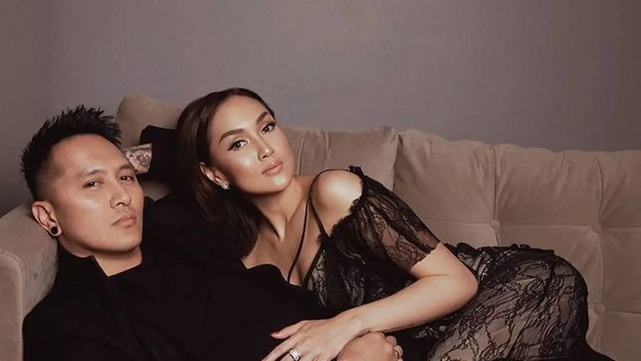 8 Potret Mesra Nan Nostalgia Demian Aditya dan Sara Wijayanto Berbalut Busana Klasik hingga Pakaian Daerah