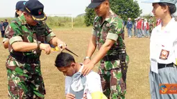 Citizen6, Subang: Komandan Lanud Suryadarma Kol Pnb H. Dumex Dharma secara resmi membuka Latihan Dasar Kepemimpinan Siswa (LDKS) SMAN 9 Jakarta, di Lapangan Sepak Bola Garuda Lanud Suryadarma, Kalijati, Rabu (20/7). (Pengirim: Dodo)