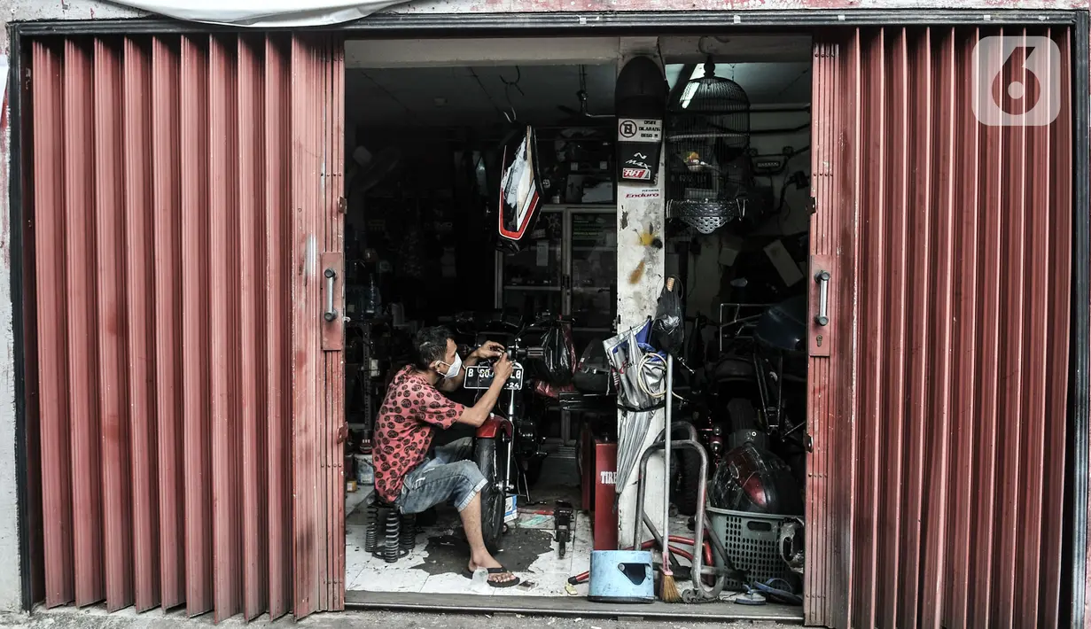Warga saat beraktivitas di wilayah Zona Merah RW 03 Kelurahan Kebon Manggis, Jakarta, Selasa (14/7/2020). Terus meningkatnya kasus positif Covid-19 menyebabkan jumlah RW di DKI yang masuk Wilayah Pengendalian Khusus (WPK) atau Zona Merah bertambah menjadi 30 lokasi. (merdeka.com/Iqbal Nugroho)