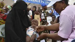 Dosis pertama imunisasi R21 diberikan kepada anak-anak di Abidjan, ibu kota komersial negara Afrika Barat, kata para pengembang dan mitranya dalam sebuah pernyataan - vaksin malaria kedua yang mulai digunakan. (AP Photo/Diomande Ble Blonde)