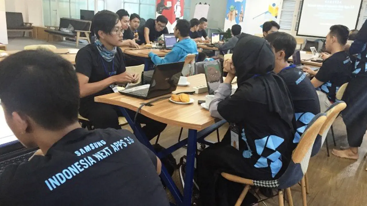 Suasana Samsung Tizen Bandung Developer Code Night di Eduplex, Bandung, Selasa (9/8/2016). Liputan6.com/Muhammad Sufyan Abdurrahman