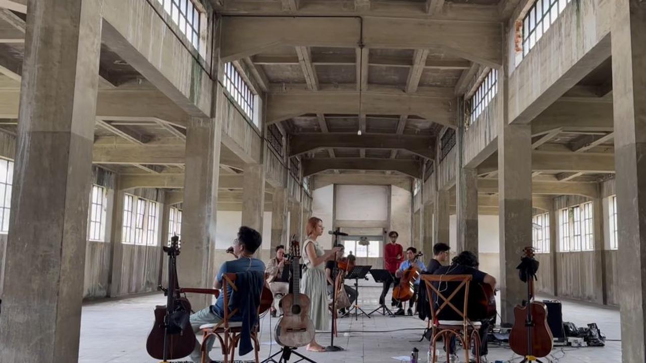 Nadin Amizah Jalani Rehearsal di Gedung Tua, Kisah Persiapan Showcase yang Sarat Makna
