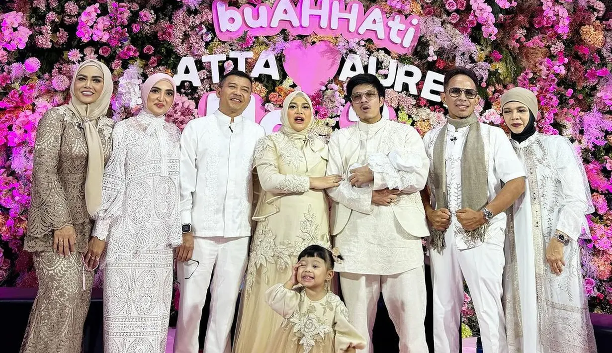 Aurel Hermansyah, Atta Halilintar, Ameena, dan Azura Humaira Nur Atta kompak kenakan busana nuansa soft cream dan broken white. Terlihat Aurel dan Ameena yang kompak dibalut dress yang sama, sementara Atta dan Azura kenakan busana nuansa putih. [@ashanty_ash/@genifaruk]