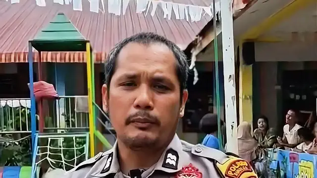 Aiptu Hadi Sitanggang hibur anak korban bencana sibolga di pengungsian