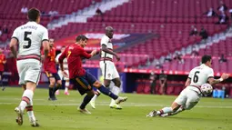 Pemain Spanyol Alvaro Morata (tengah kiri) menembak ke gawang Portugal pada pertandingan persahabatan internasional di Stadion Wanda Metropolitano, Madrid, Spanyol, Jumat (4/6/2021). Pertandingan berakhir dengan skor 0-0. (AP Photo/Manu Fernandez)