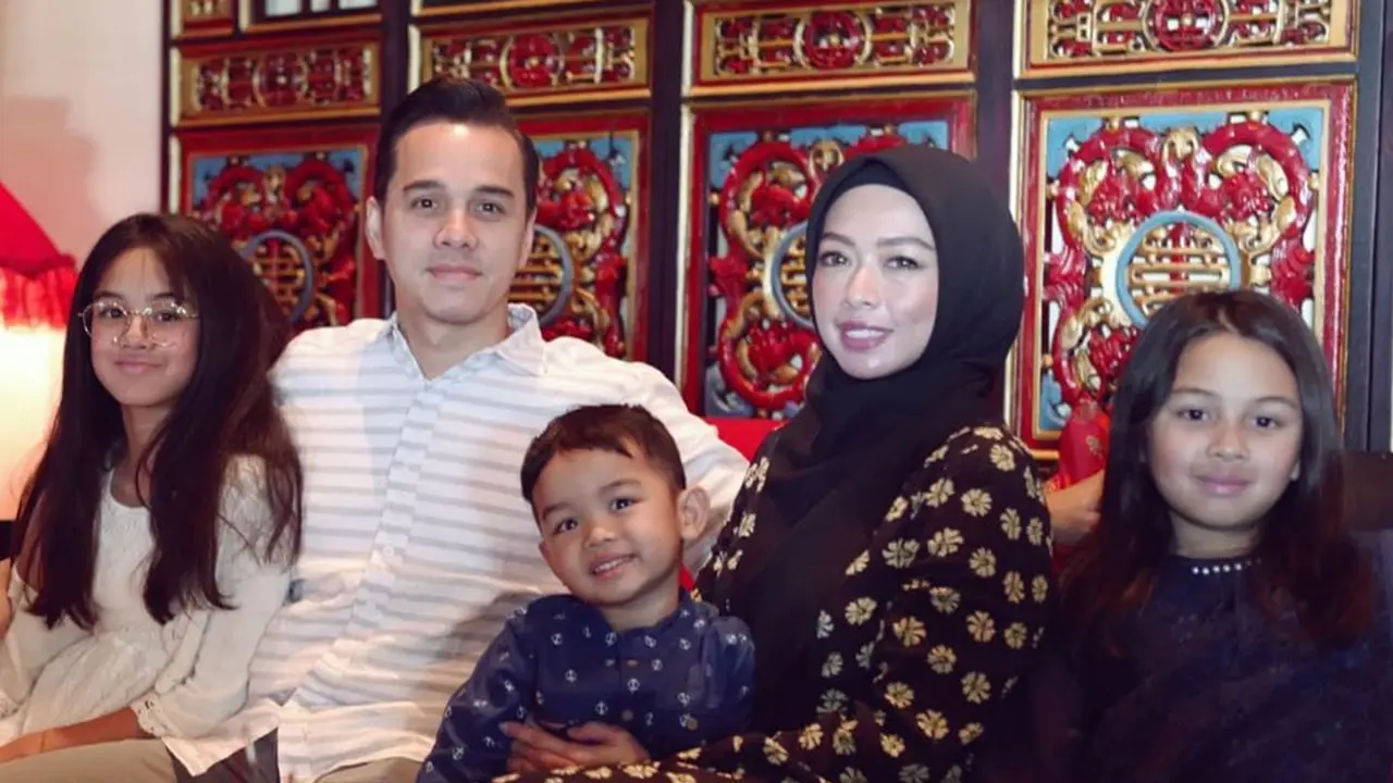 Jarang Tersorot, Ini 7 Momen Kebersamaan Rionaldo Stokhorst Bersama Keluarga