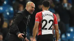 Pelatih Manchester City, Pep Guardiola saat memarahi gelandang Southampton Nathan Redmond di Stadion Etihad di Inggris (29/11). Guardiola kagum dengan kualitas Redmond. Namun, dia mengkritik permainan negatif Southampton. (AFP Photo/Oli Scarff)