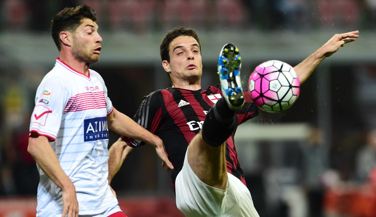 Pemain Carpi FC, Stefano Sabelli (kiri) menghadang pergerakan pemain AC Milan, Giacomo Bonaventura pada lanjutan Serie A Italia di Stadion Giuseppe Meazza, Milan, Italy,Kamis (21/4/2016) atau Jumat dini hari WIB. (AFP/Giuseppe Cacace)