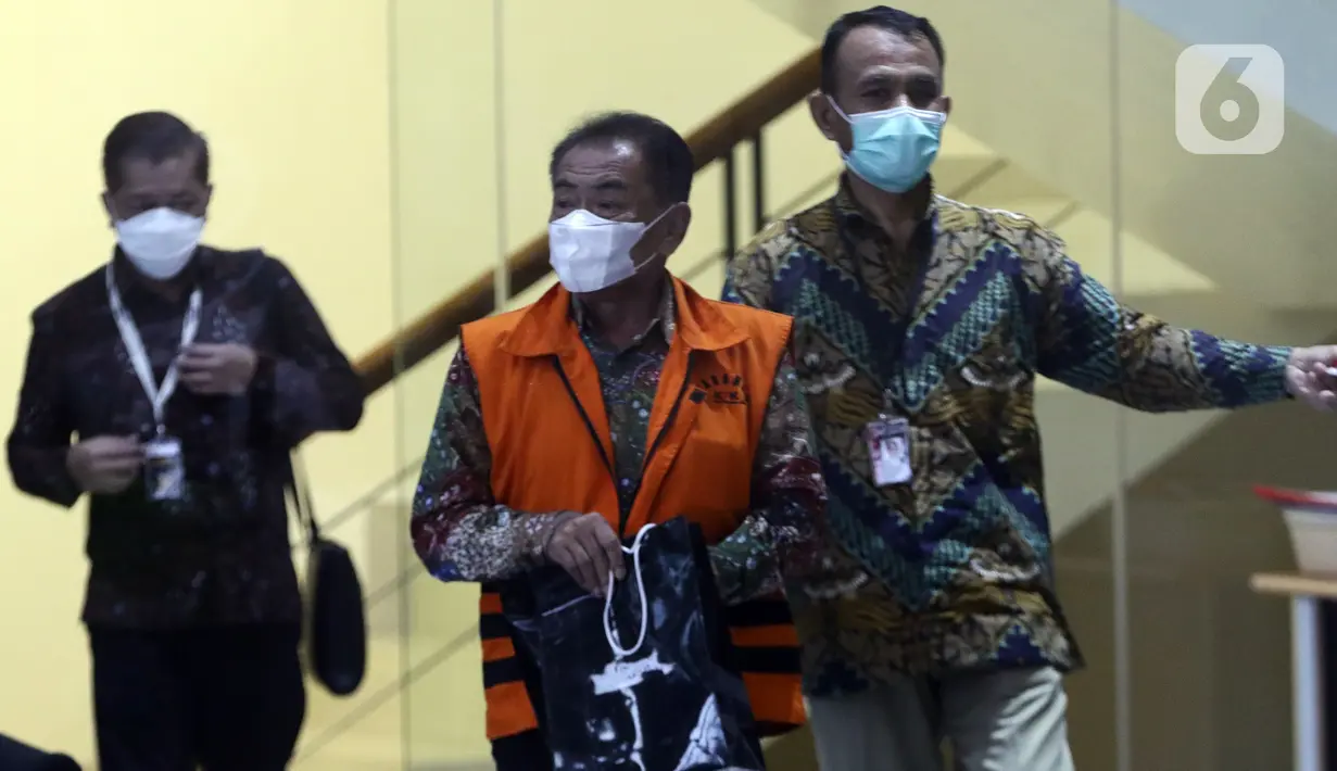 Bupati nonaktif Banjarnegara Budhi Sarwono berjalan ke mobil tahanan usai pemeriksaan lanjutan di Gedung Merah Putih KPK, Jakarta, Jumat (1/10/2021). Budhi merupakan tersangka dugaan korupsi pengadaan barang dan jasa di lingkungan Pemkab Banjarnegara TA 2017-2018. (Liputan6.com/Helmi Fithriansyah)