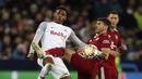 Penyerang RB Salzburg Chukwubuike Adamu berebut bola dengan bek Bayern Munchen Lucas Hernandez dalam leg pertama 16 besar Liga Champions di Red Bull Arena, Kamis dini hari WIB (17/2/2022). Bayern Munchen meraih hasil imbang 1-1 saat bertandang ke markas RB Salzburg. (AP Photo/Alexandra Beier)