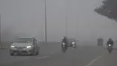 Kendaraan melaju di sebuah jalan di tengah kabut tebal di Kota Lahore, Pakistan timur, pada 13 Desember 2020. Kabut tebal menyelimuti sejumlah kota di Pakistan, sehingga meminimalkan jarak pandang dan mengganggu lalu lintas jalan. (Xinhua/Sajjad)