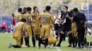 Pelatih Bhayangkara Solo FC Paul Christopher Munster memberikan instruksi kepada pemainnya saat water break melawan Borneo FC Samarinda dalam pertandingan babak penyisihan Piala Menpora 2021 di Stadion Kanjuruhan, Malang, Jawa Timur, Senin (22/3/2021). (Bola.com/Arief Bagus)