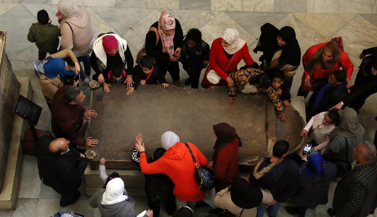 Anak-anak penyandang tunanetra dibantu untuk menyentuh sebuah artefak di Museum Mesir di Kairo, Mesir (13/1/2020). Pemerintah Mesir mendirikan museum pada tahun 1835 di dekat Taman Ezbekeyah. (Xinhua/Ahmed Gomaa)