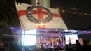 Fans Inggris membentangkan bendera saat acara Nobar Gratis di Sky Garden, Novotel Tangerang. (14/7/2018). Novotel menghadirkan Nobar Gratis untuk fans bisa merasakan sensasi Piala Dunia 2018. (Bola.com/Nick Hanoatubun)