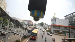 Closed Circuit Television (CCTV) terpasang di jembatan penyeberangan orang (JPO) Jalan Otista, Jakarta, Kamis (14/9). Ditlantas Polda Metro berencana menerapkan sistem tilang bagi pelanggaran lalu lintas menggunakan CCTV. (Liputan6.com/Immanuel Antonius)