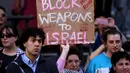 Para pengunjuk rasa menunjukkan dukungan mereka kepada warga Palestina dalam sebuah unjuk rasa di Sydney pada tanggal 9 Oktober 2023. (David GRAY/AFP)