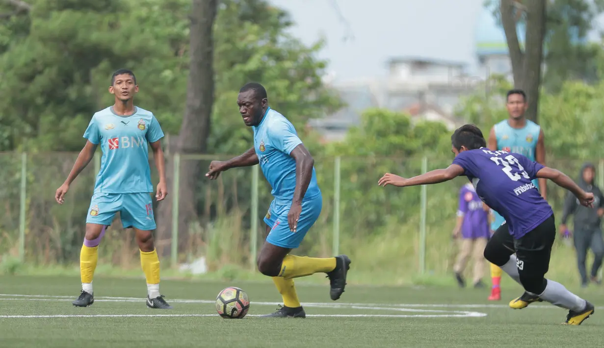 Pemain Bhayangkara FC, Herman Dzumafo (tengah) bersaha melewati adangan pemain Persita pada laga uji coba di Lapangan NYTC Sawangan, Depok, (11/01/2018). Bhayangkara FC kalah 0-2. (Bola.com/Nicklas Hanoatubun)