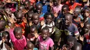 Ekspresi anak-anak pengungsi Sudan Selatan saat di foto oleh fotografer di halaman sekolah Pembibitan Ombechi di Bidi Bidi, Uganda, (5/6). Selama tiga tahun terakhir sekitar 1,5 Juta orang telah melarikan diri dan mengungsi. (AP Photo/Ben Curtis)