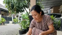 9 Cara Membersihkan Getah Pohon yang Jatuh di Teras Rumah, Jadi Solusi Cepat