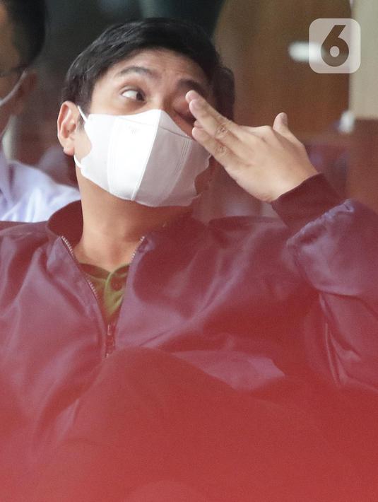 <p>Bupati Tanah Bumbu periode 2010-2015 dan 2016-2018 yang juga kader Partai Demokrasi Indonesia Perjuangan (PDI-P), Mardani H. Maming sesaat sebelum menjalani pemeriksaan di Gedung KPK, Jakarta, Kamis (28/7/2022). Mardani H Maming diperiksa terkait kasus dugaan suap dan gratifikasi izin usaha pertambangan di Kabupaten Tanah Bumbu, Kalimantan Selatan. (Liputan6.com/Helmi Fithriansyah)</p>