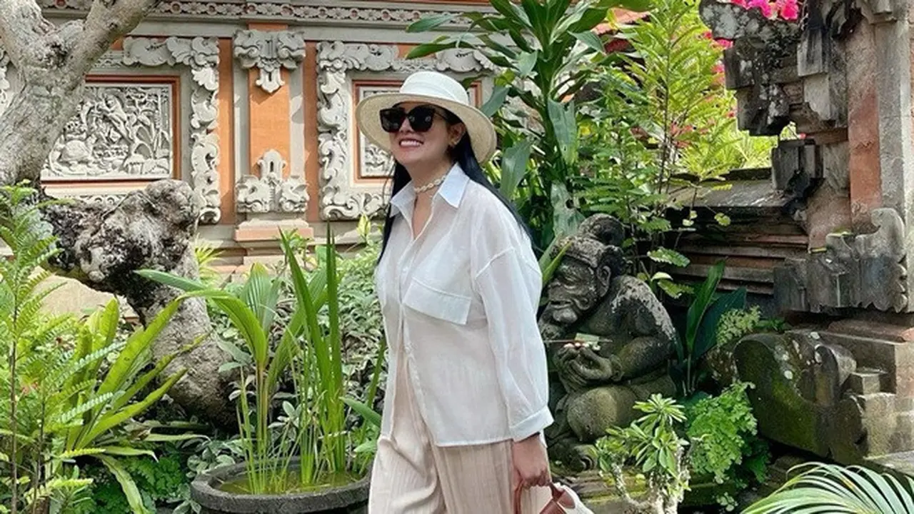 7 Potret Seru Liburan Nindy Ayunda di Bali, Tetap Stylish