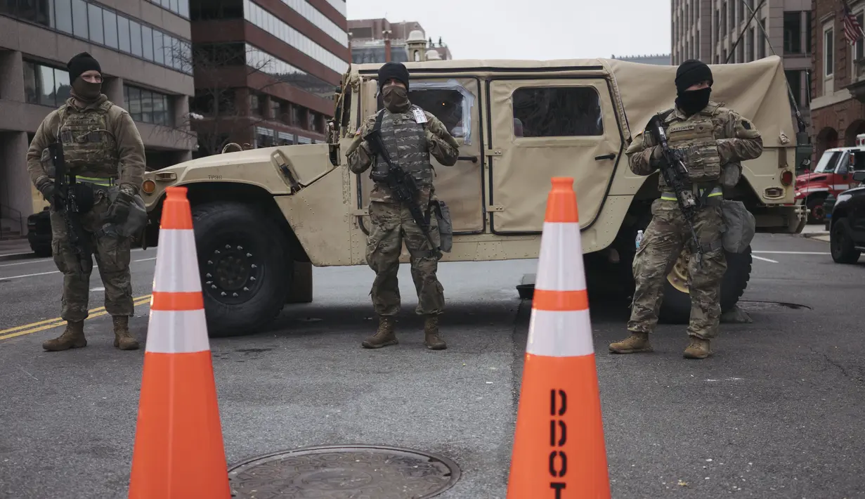 Pasukan Garda Nasional melakukan penjagaan di 12th Street NW di Washington, DC, Senin (18/1/2021). Menurut laporan, 25.000 tentara Garda Nasional akan menjaga kota tersebut sebagai persiapan untuk pelantikan Joe Biden sebagai Presiden ke-46 Amerika Serikat. (Eric Thayer/Getty Images/AFP)